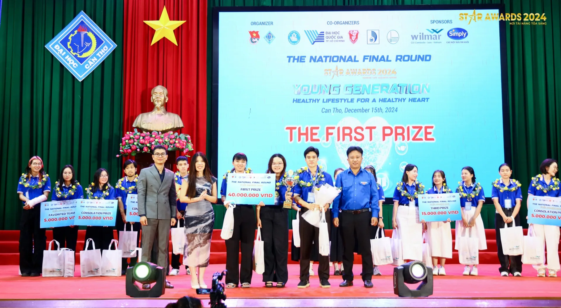 Thí sinh đoạt giải nhất nhận thưởng trên sân khấu chung kết toàn quốc