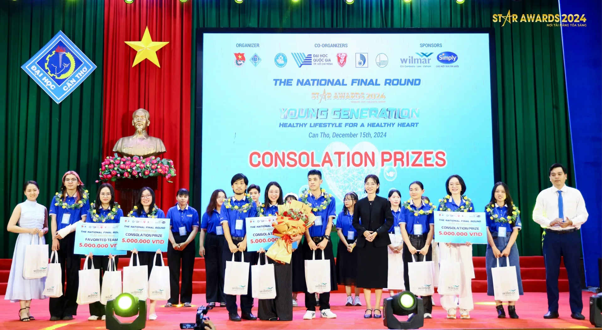 Thí sinh đoạt giải khuyến khích xếp hàng trên sân khấu chung kết toàn quốc