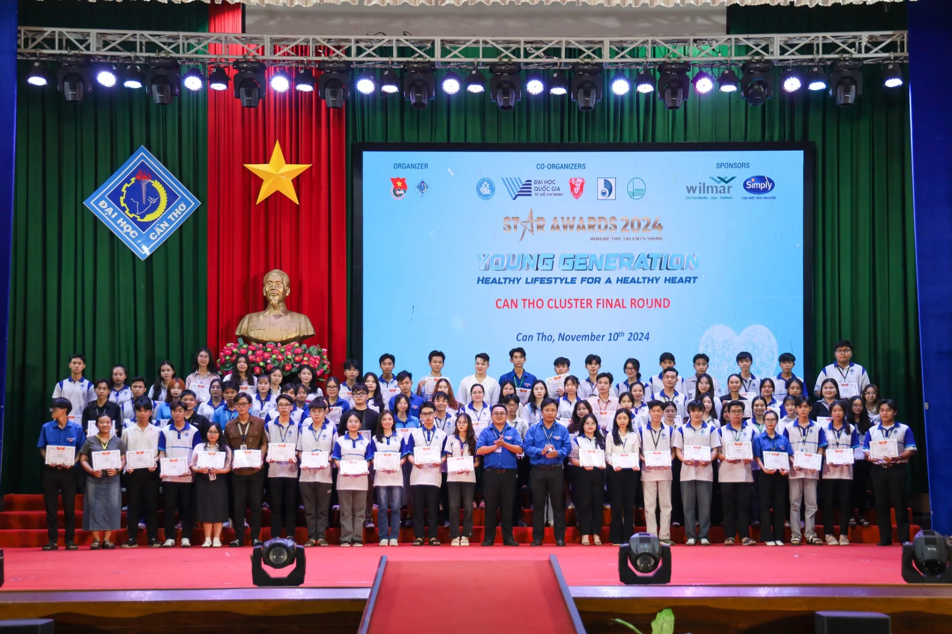 Thí sinh chung kết cụm Cần Thơ xếp hàng trên sân khấu cùng giấy chứng nhận
