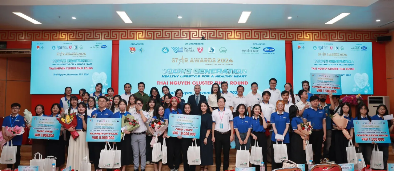 Thí sinh và ban tổ chức chụp ảnh chung trên sân khấu chung kết của cụm trung du và miền núi phía Bắc.