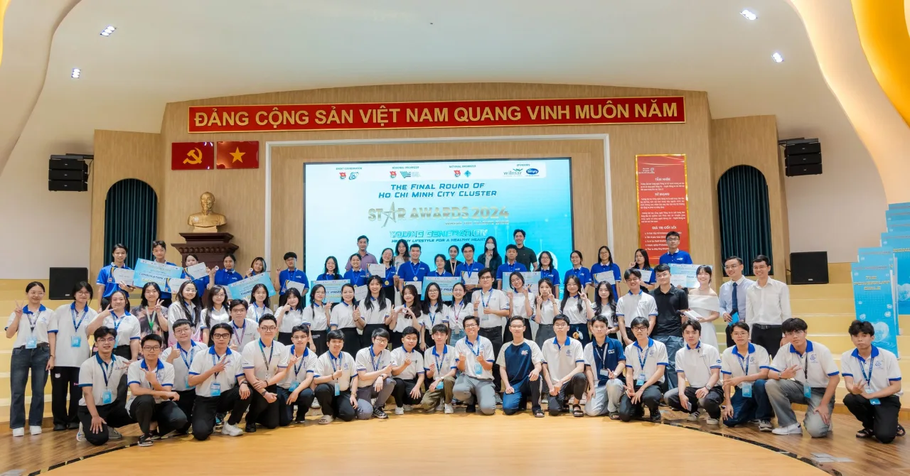 Cụm đông thí sinh nhất phía Nam chụp ảnh chung trong hội trường lớn của trường đăng cai.